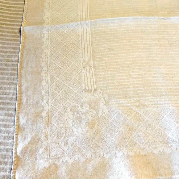 Gorgeous tablecloth w/12 matching napkins - Picture 3 of 4